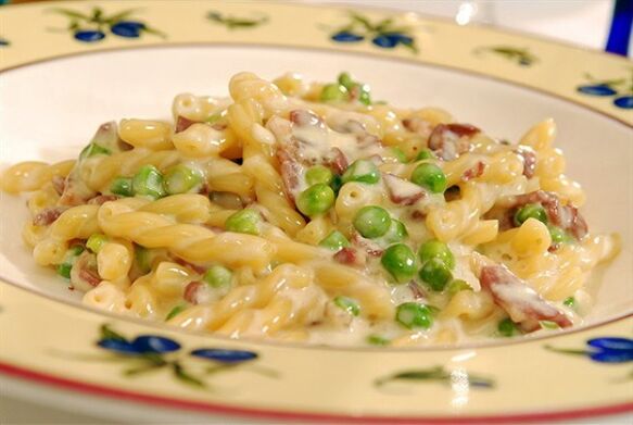 Als je het mediterrane dieet volgt, kun je stevige pasta met erwten bereiden