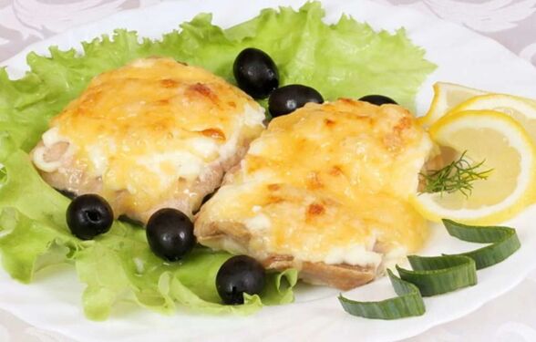 Gebakken vis met kaas zal een smakelijk en gezond gerecht zijn op het mediterrane dieetmenu. 