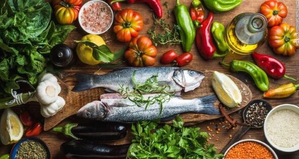 Vis en groenten zijn de belangrijkste producten in het mediterrane dieet om af te vallen. 