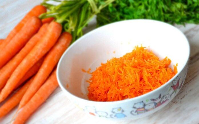 geraspte wortelen als ontbijt van het Japanse dieet